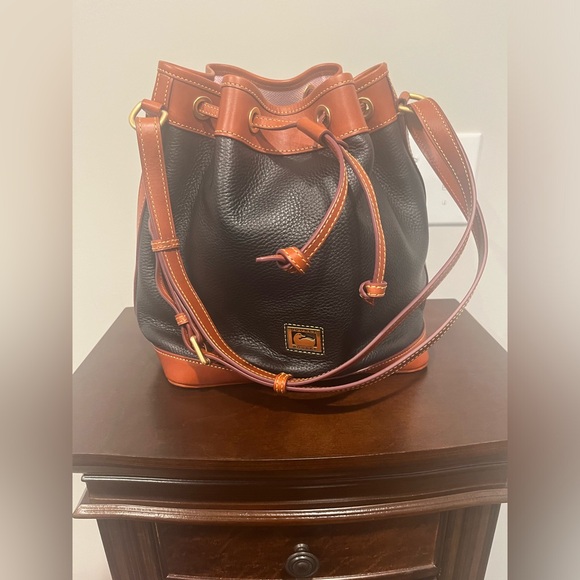 🖤 Authentic Dooney and Bourke Dillen Drawstring Bag 🖤 - Picture 4 of 13